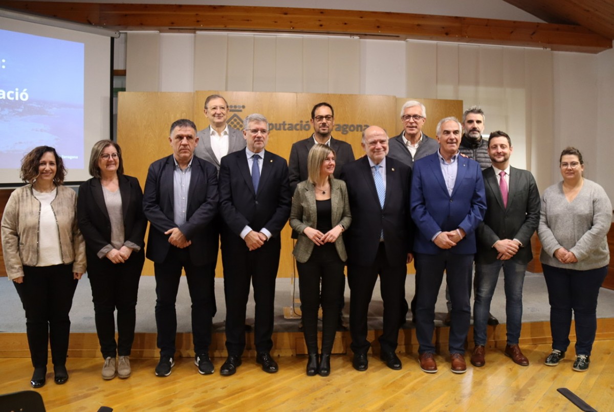 La presidenta de la Diputació amb l’alcalde de Tarragona i delegats