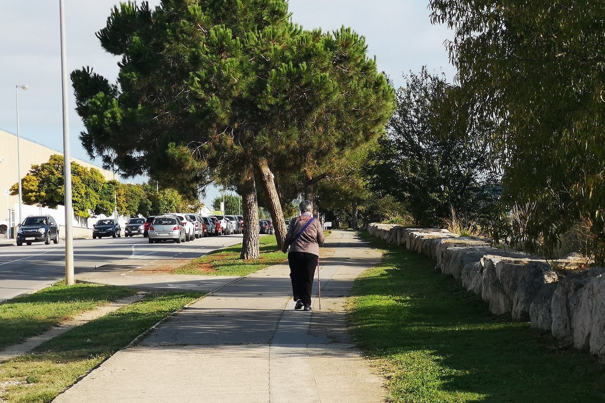 Una persona gran caminant per l'entorn de la Riera