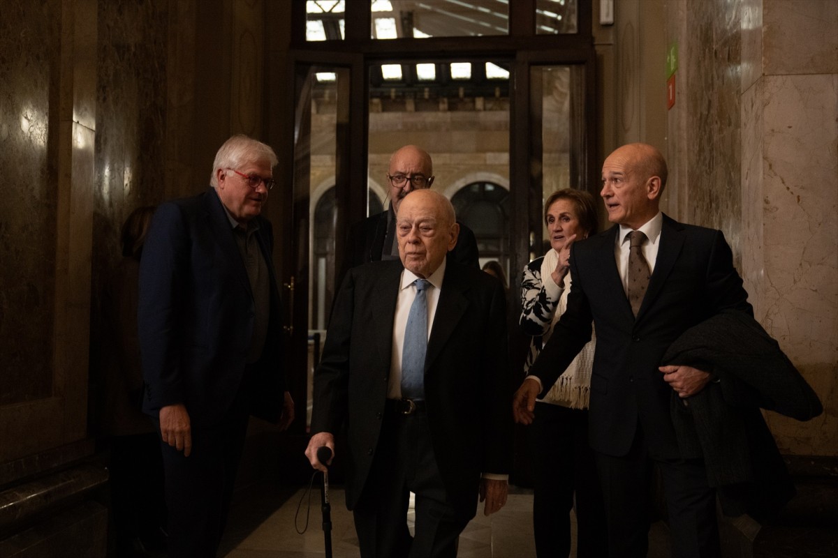 Jordi Pujol arribant al Parlament amb motiu del 90è aniversari. 