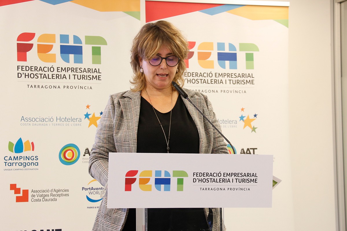 La presidenta de la FEHT, Berta Cabré, durant la presentació de l'estudi sobre la percepció del turisme entre la ciutadania a la demarcació de Tarragona.