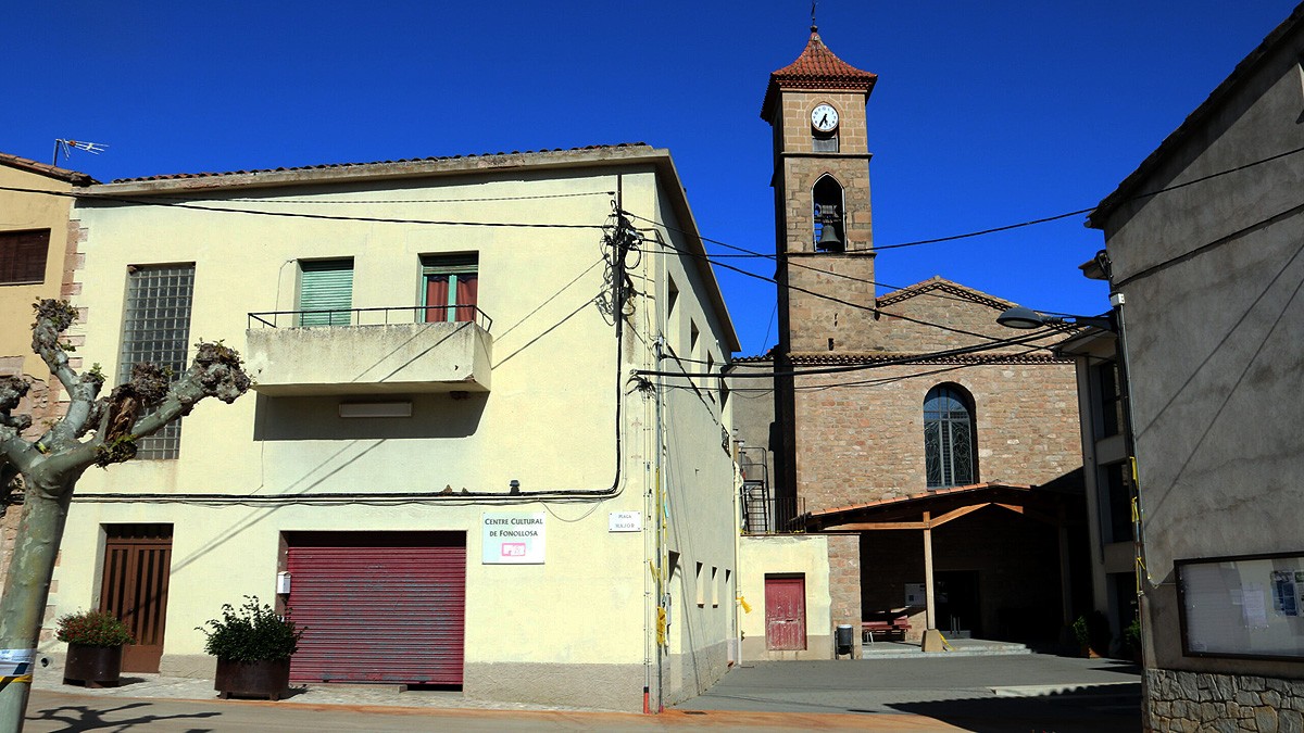 Centre Cultural de Fonollosa amb l'església parroquial al fons