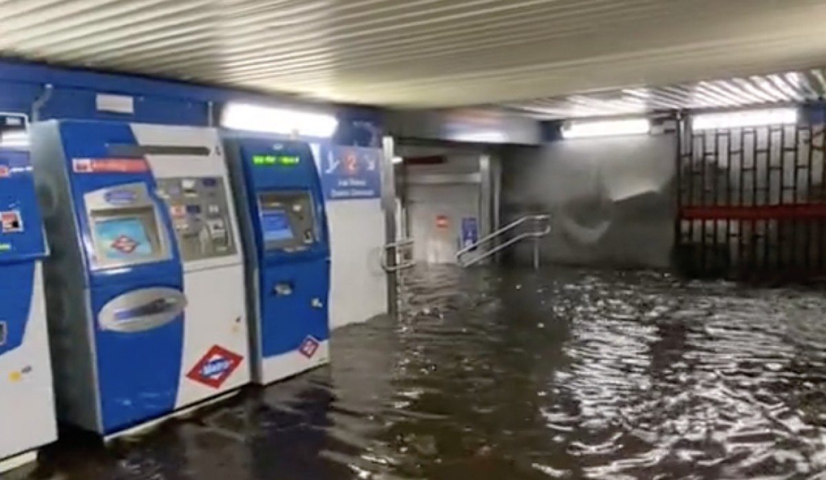 L'estació de metro d'Espanya de Madrid, inundada