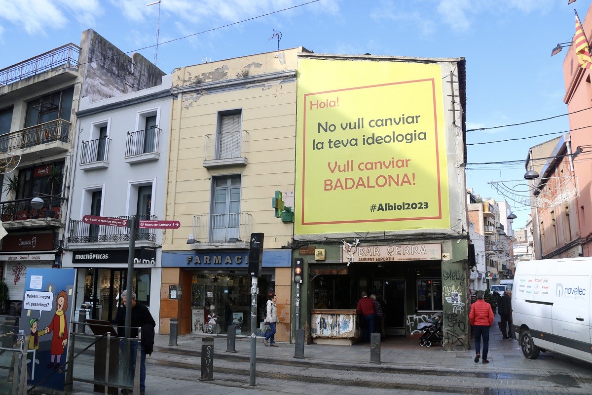 El cartell que ha penjat Albiol al costat de l'Ajuntament de Badalona