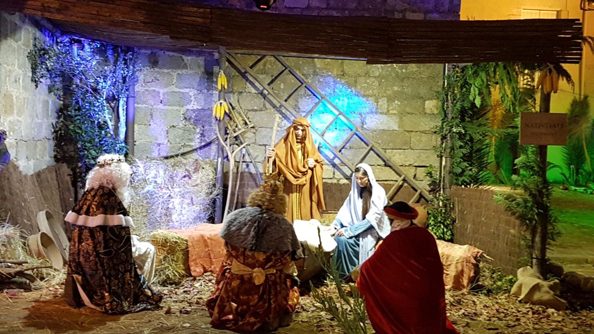 Escena del pessebre vivent de Breda del naixement de Jesús amb els Reis d'Orient adorant-lo