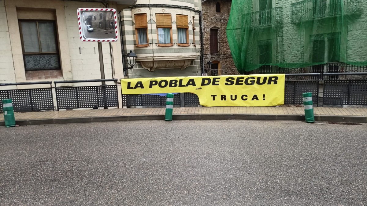 Aquest dijous el cartell de «La Marató» va aparèixer estripat