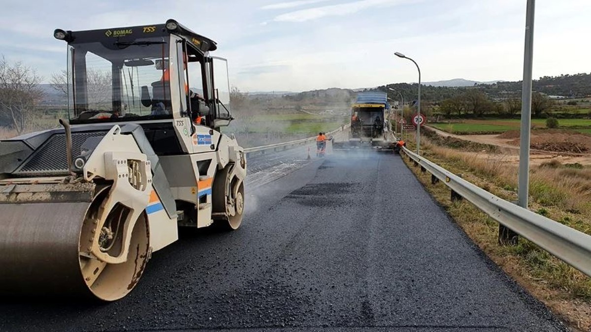 Màquines treballant en la millora del ferm d'una carretera de la xarxa de la Diputació de Tarragona