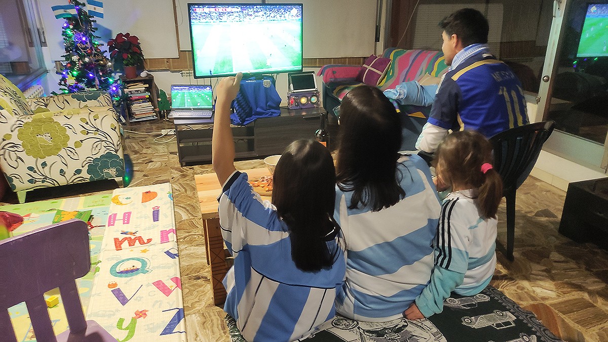 En Mariano i la seva família mirant el partit Argentina-Croàcia.