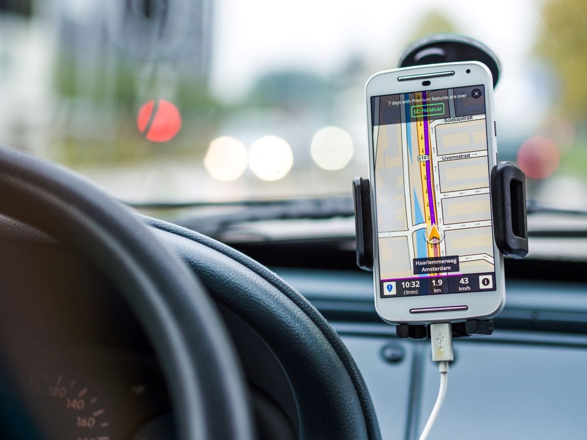 Un mòbil carregant-se al cotxe mentre fa servir el GPS.