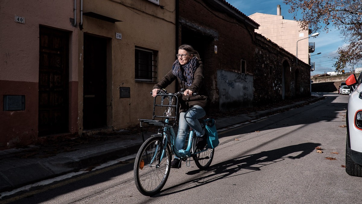 Maria Vidal, portaveu de Cardedeu Vital, circulant amb bici pel carrer Torrent Llibre