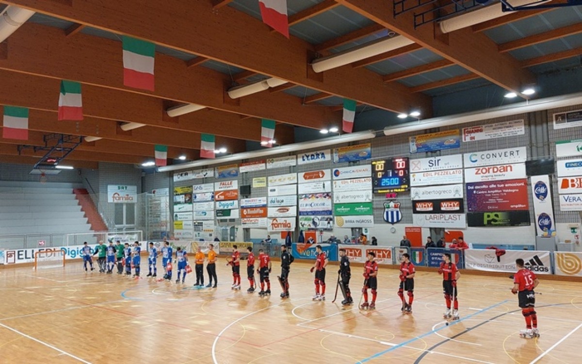 Els jugadors del Reus Deportiu i del Valdagno, a l'inici del partit disputat a Palalido, a Valdagno (Itàlia)