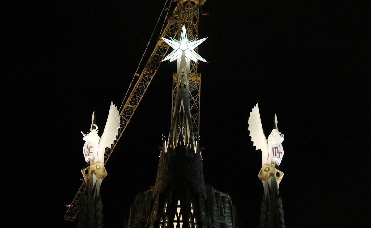 Les tres torres de la Sagrada Família il·luminades