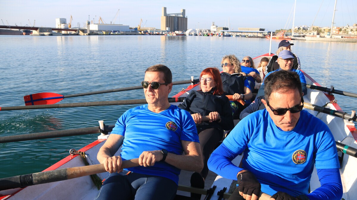 Un grup de vogadors participen a la Marató de TV3 des del moll de Tarragona