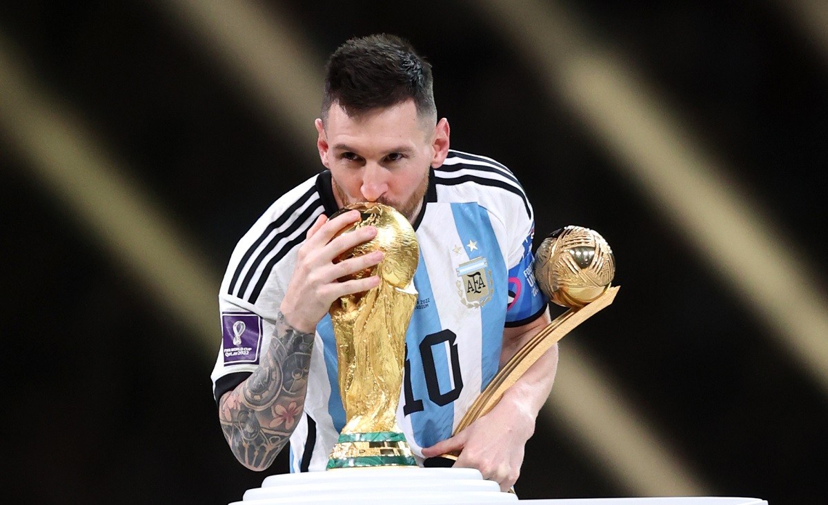Messi fent un petó a la Copa del Món a Qatar