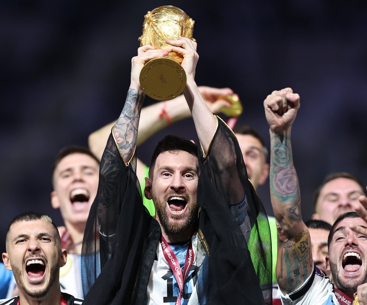 Leo Messi, aixecant la Copa del Món amb la túnica negra