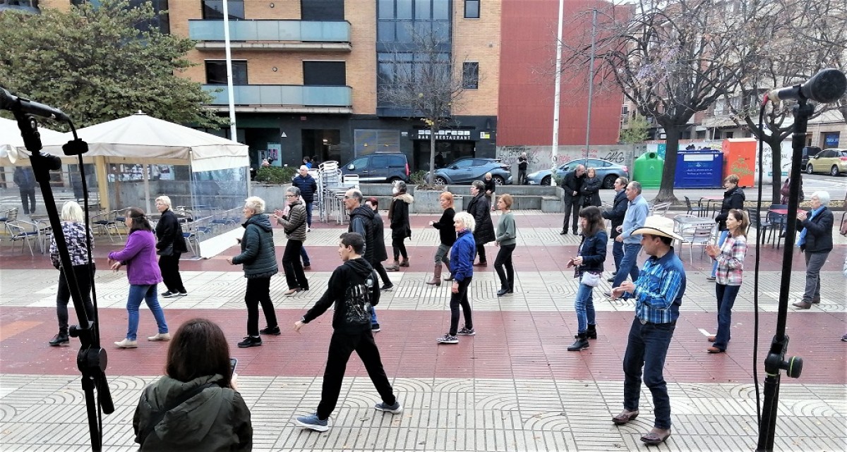 Ball de «line dance» durant els actes per «La Marató» a la plaça Catalunya