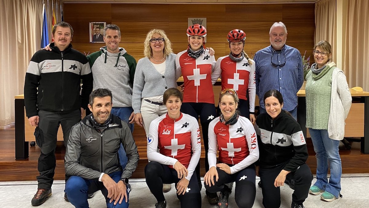 Membres de la selecció suïssa amb representants de l'Ajuntament i del Geobike Lo Podall