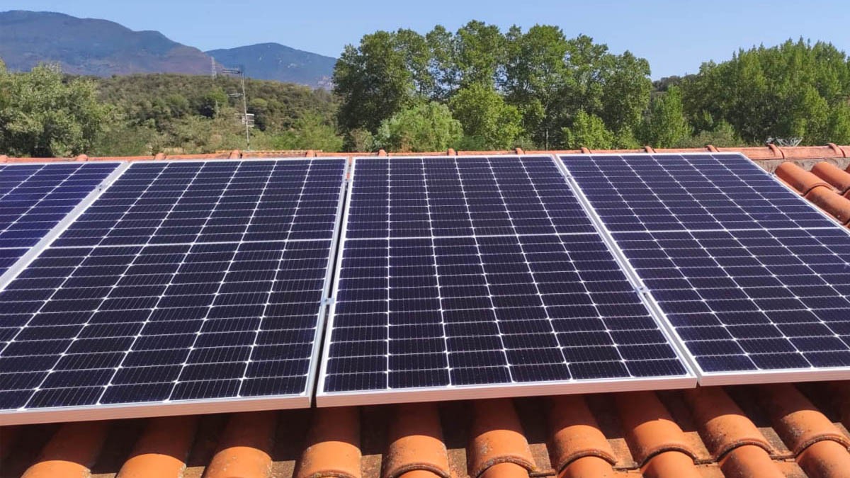Plaques solars fotovoltaiques en una teulada de Sant Celoni