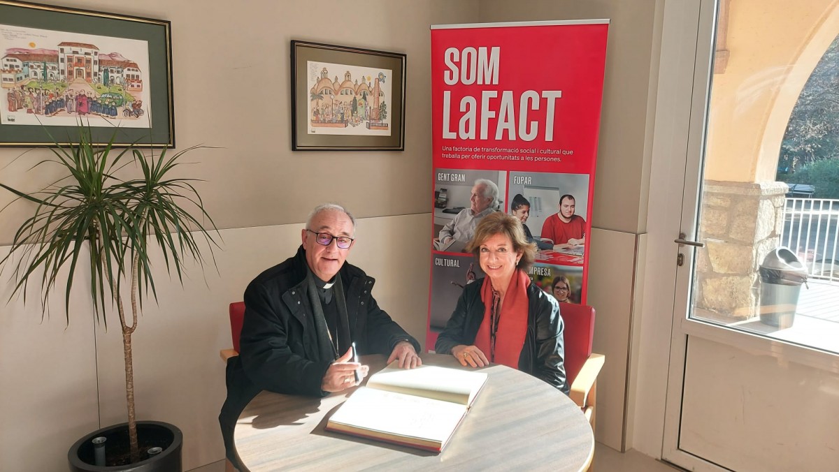 Salvador Cristau, bisbe de Terrassa, ha signat el Llibre d'Honor de Visites de la Residència de LaFACT