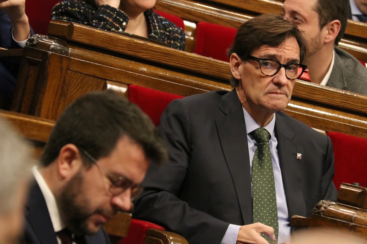 Salvador Illa observa Pere Aragonès durant el ple del Parlament d'aquest dimecres.