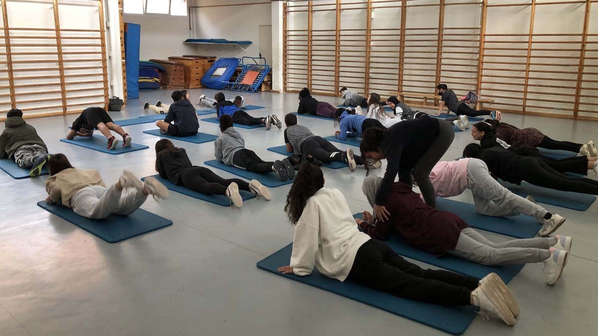 Sessió de ioga proposada per un grup d'alumnes del Lacetània