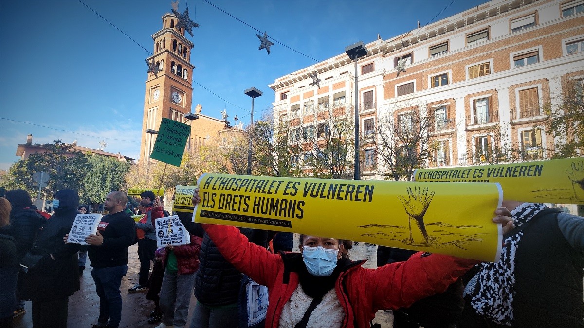 Protesta davant l'Ajuntament de l'Hospitalet de Llobregat per la manca d'accés àgil als serveis socials