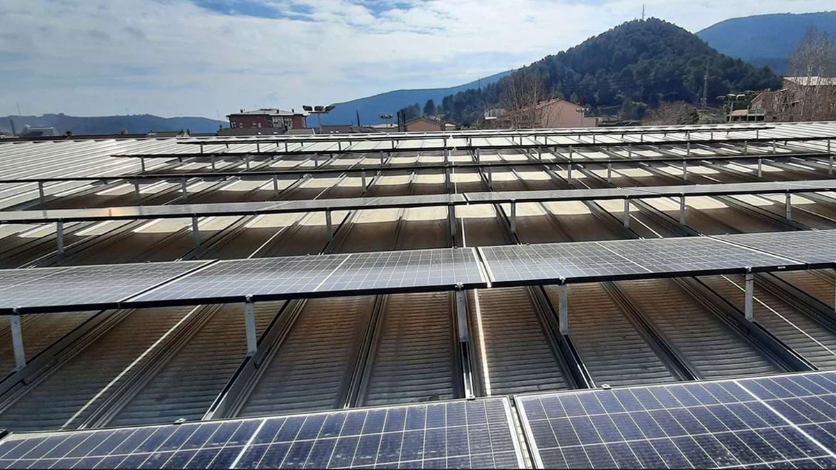 Instal·lació de plaques fotovoltaiques en un poble català