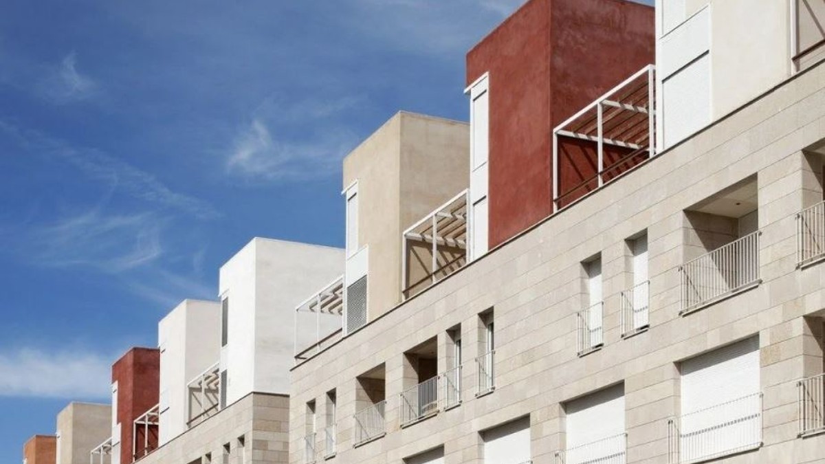 Detall de la part superior d'un bloc de pisos al Pallol, a Reus