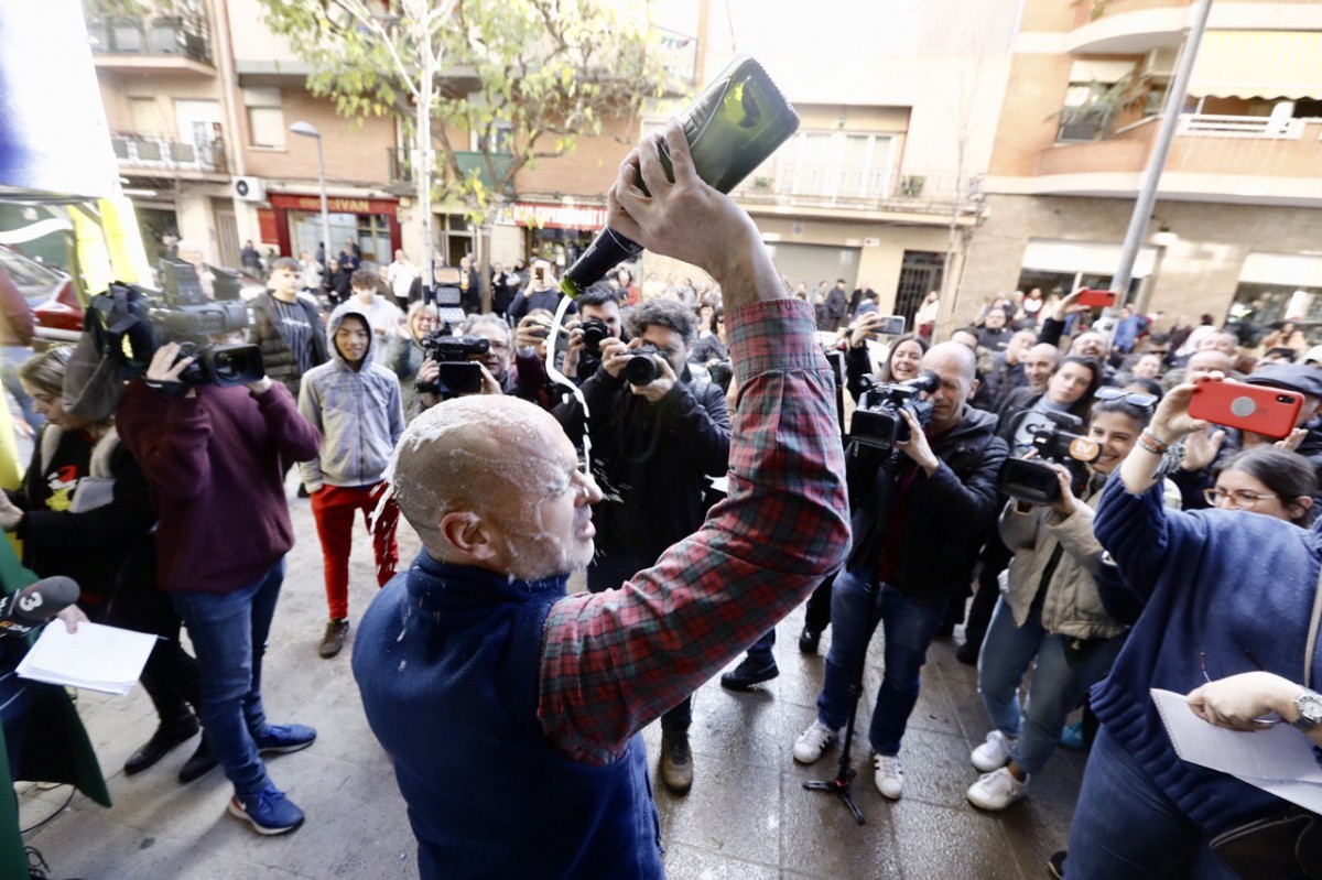 El regent de l'administració Alfonso Lòpez, celebrant la notícia amb les ampolles de cava