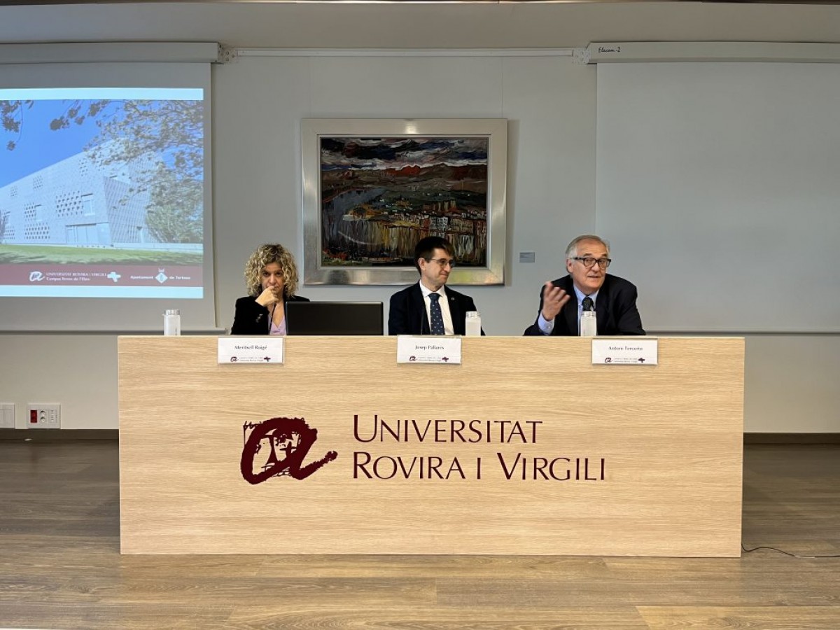 D’esquerra a dreta, l’alcaldessa de Tortosa, Meritxell Roigé, el rector de la URV, Josep Pallarès, i el degà de la Facultat d’Economia i Empresa, Antoni Terceño.