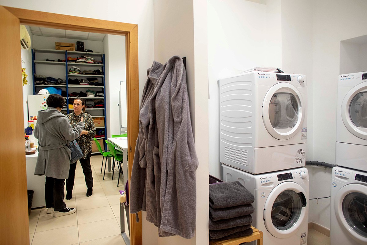 Sala de rentadores del nou centre de dia de Tarragona per a persones sense sostre.