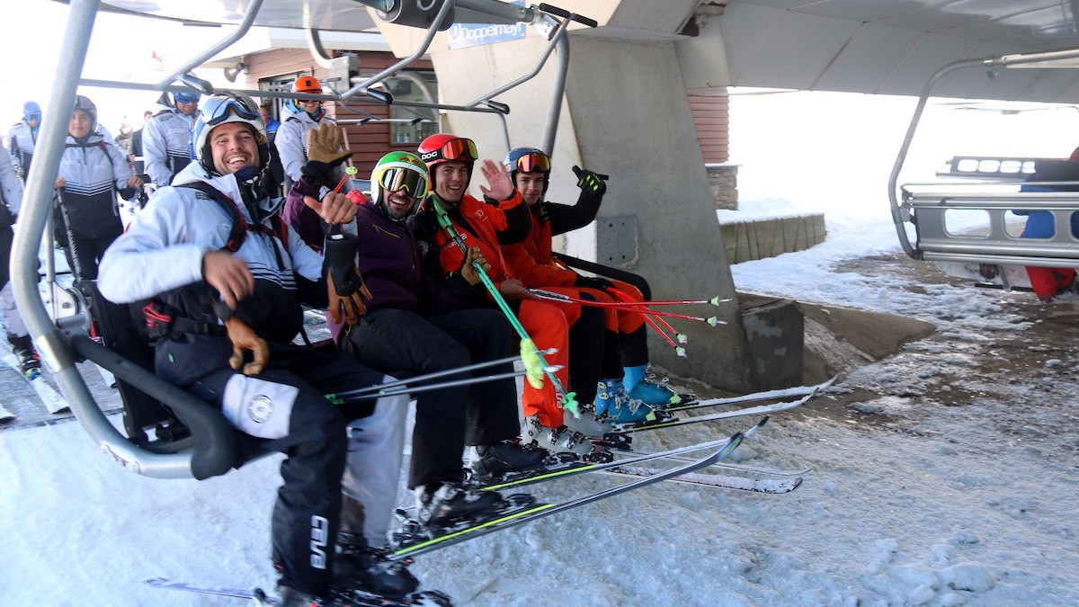 Un grup d'esquiadors en un telecadira de l'estació de Baqueira Beret