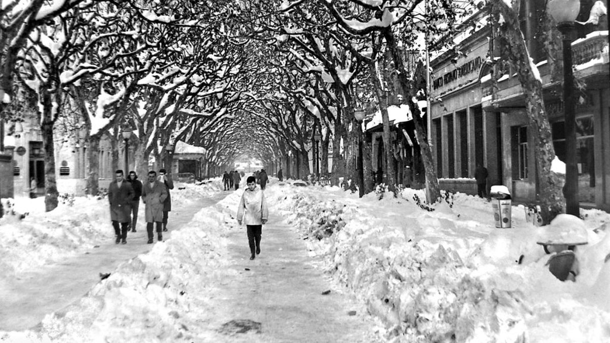Passeig Pere III a l'altura del Quiosc del Mig després de la nevada de 1962