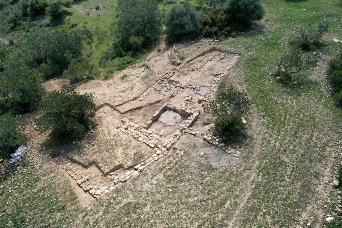 Imatge aèria de l’assentament dels Tossals d’Aldover, ubicat a sobre d’un turó  