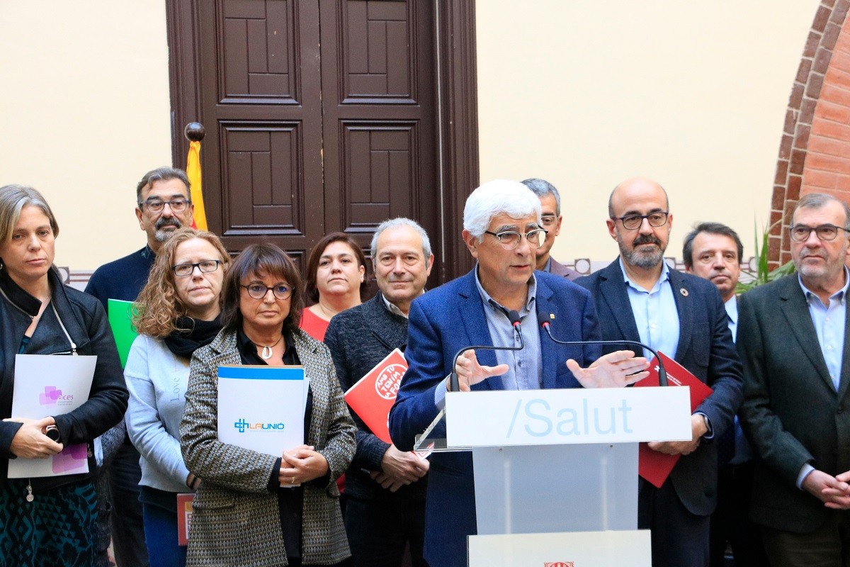 El conseller de Salut, Manel Balcells, amb representants de patronals i sindicats