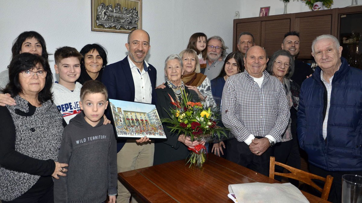 Visita de l'alcalde i la regidora a Victoria Sánchez Castañares amb motiu del seu centenari