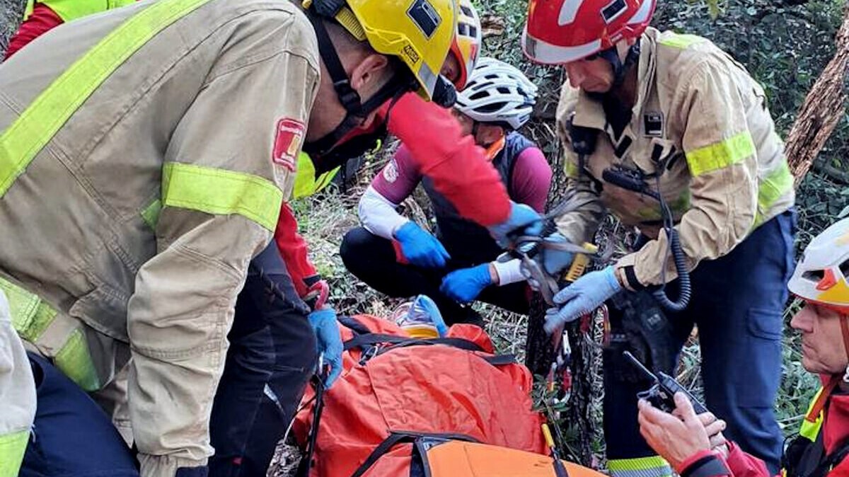 Bombers rescatant un ciclista ferit en una pista forestal propera a l'ermita de Sant Joan de Montblanc