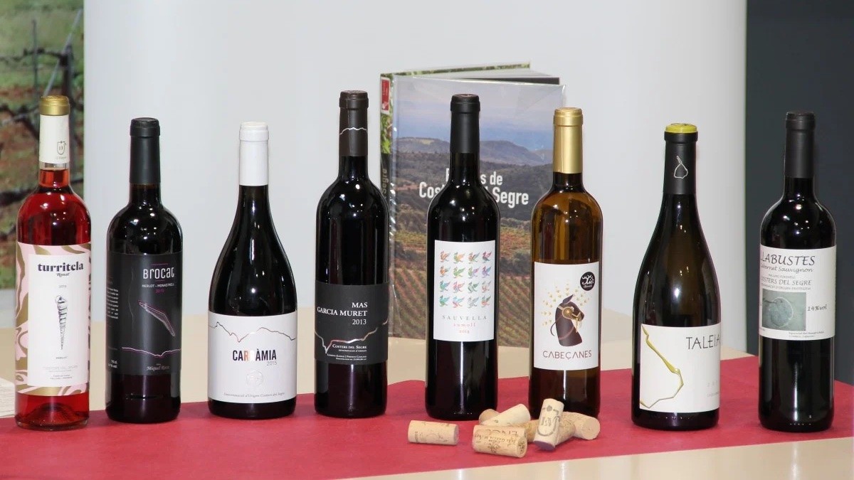 Ampolles de vins del Pallars i del Pirineu en una imatge d'arxiu