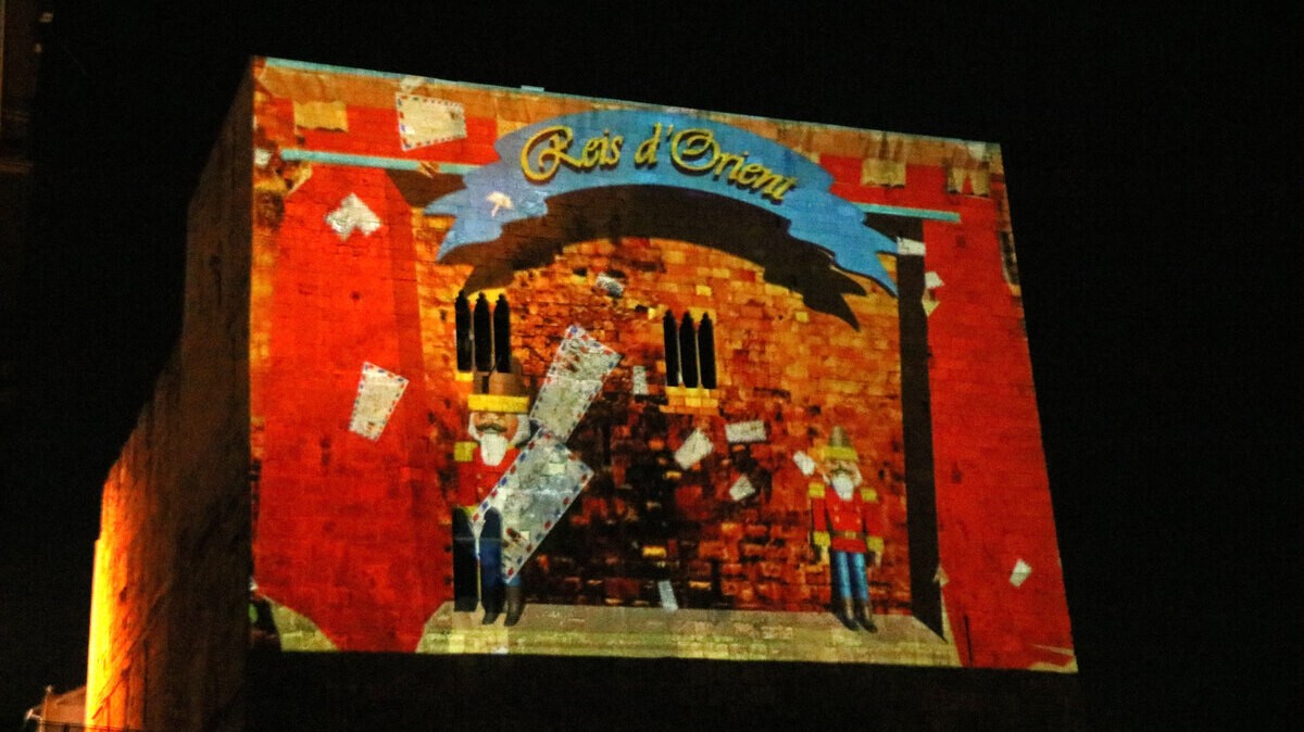 Una de les imatges projectades durant el mapping nadalenc que s'ha visionat a la torre del Pretori de Tarragona