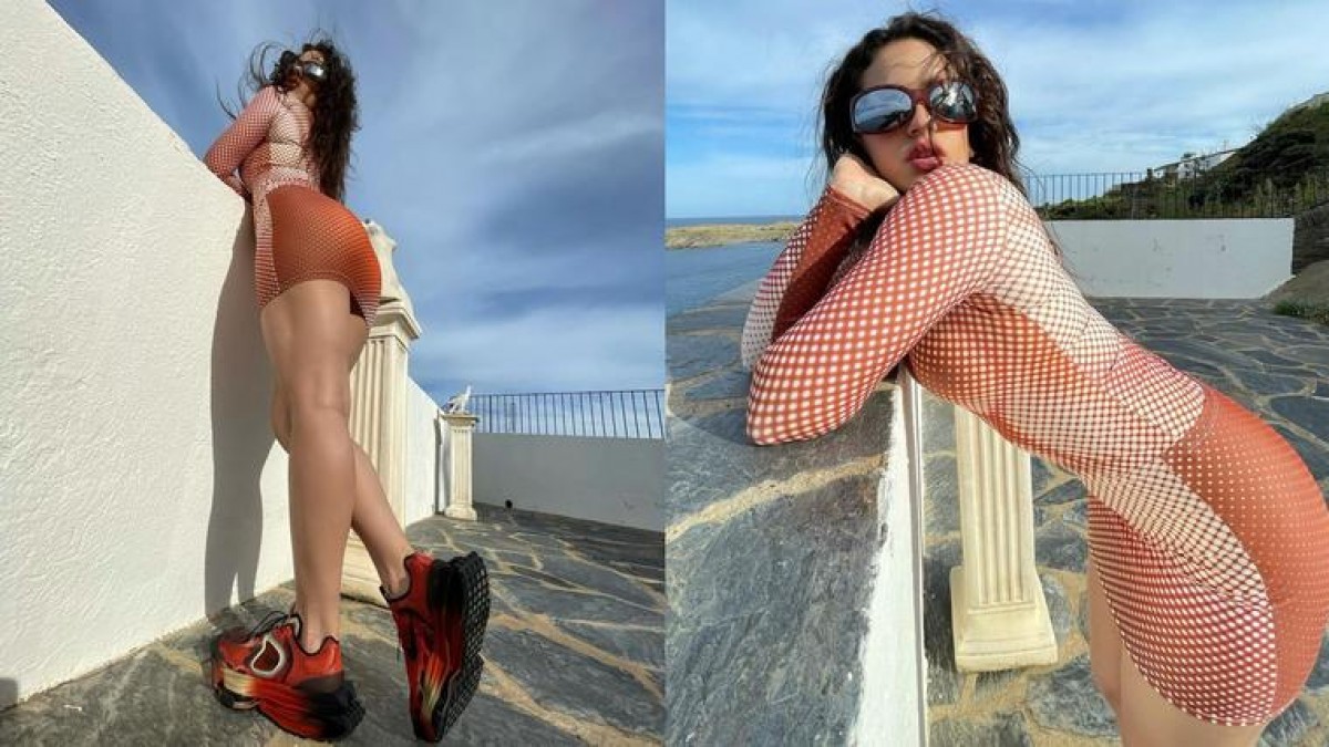 Rosalía a les platges del Delta de l'Ebre durant un descans de la gravació del nou videoclip 