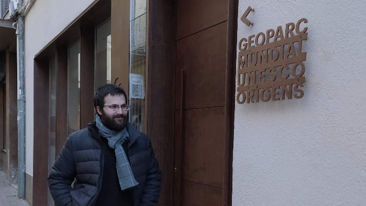 Xavier Costa davant la seu del Geoparc Orígens, a Tremp