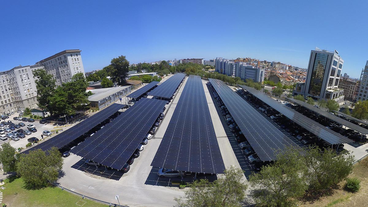 Pèrgoles solars en un aparcament