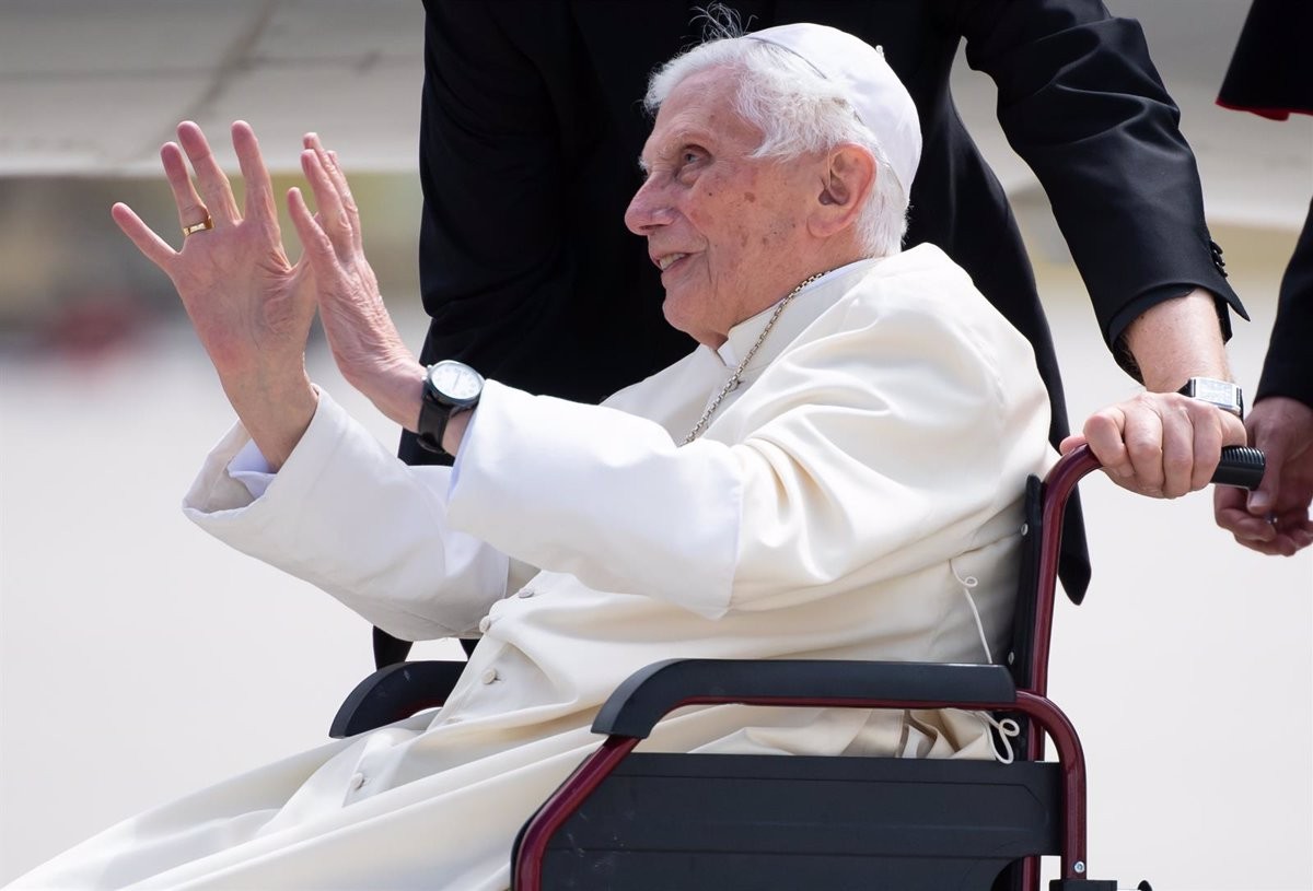 Benet XVI, en cadira de rodes