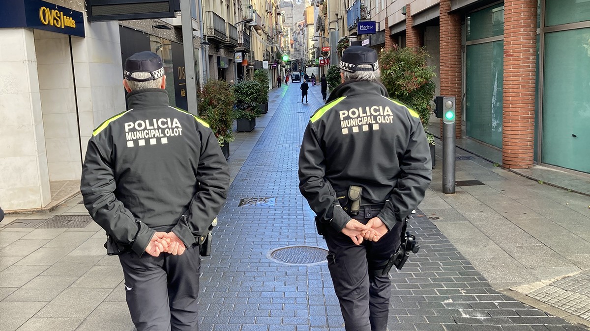 Dos agents de la Policia Municipal d'Olot patrullant pel centre de la ciutat