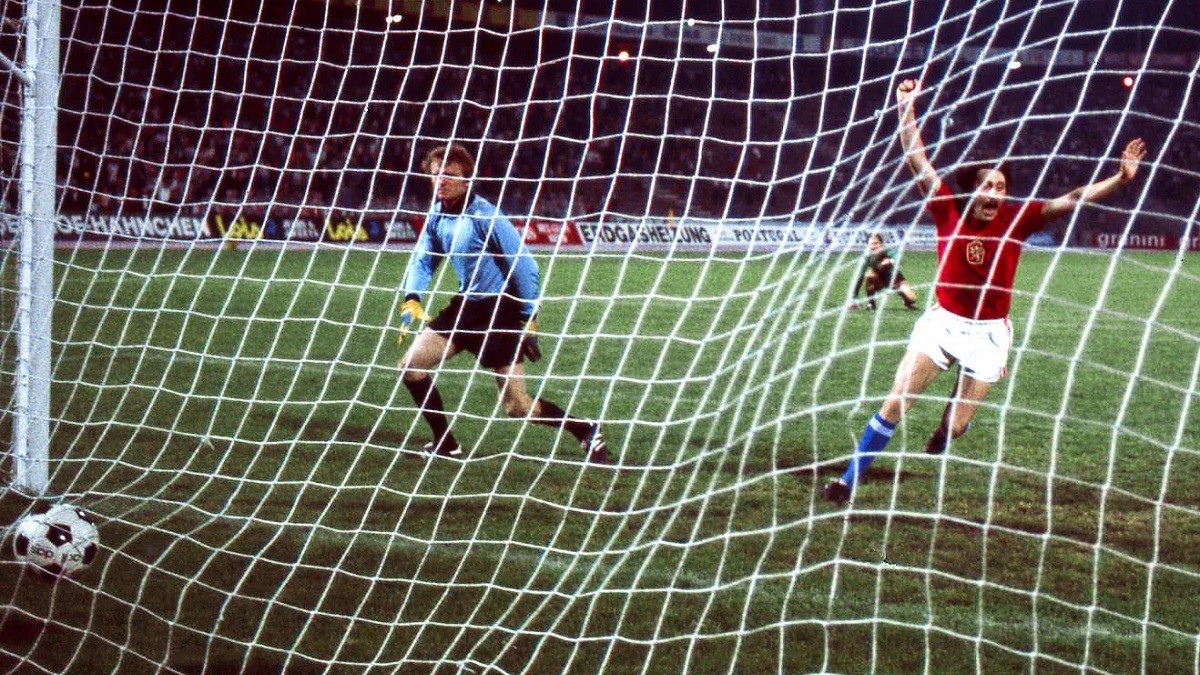 Panenka celebra el gol de penal que va donar la victòria a Txecoslovàquia a l'Eurocopa de 1976