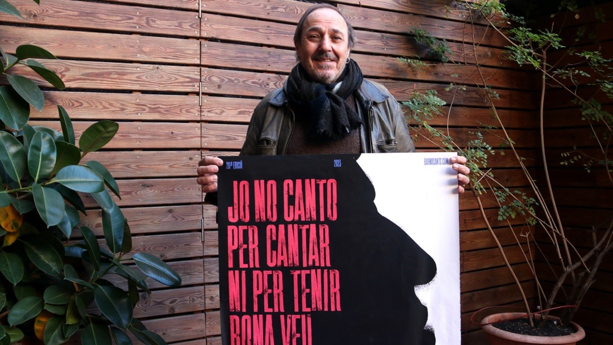 El director del Barnasants, Pere Camps, amb el cartell
