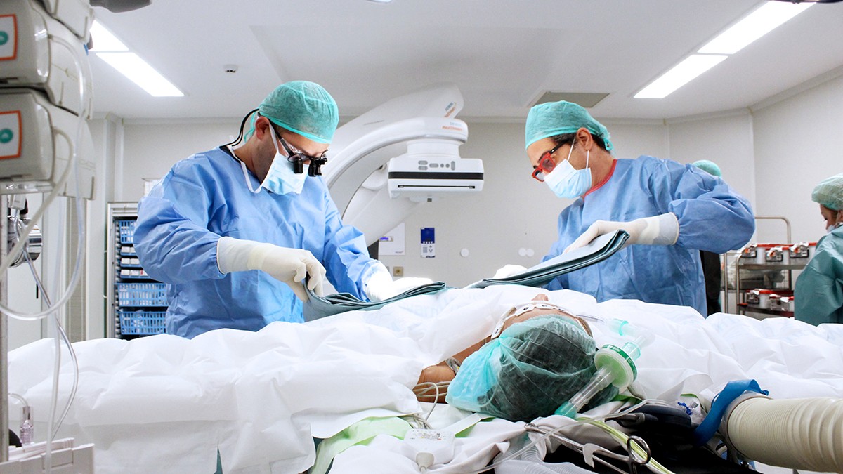 Dos especialistes en neurocirurgia i cirurgia vascular de l'Hospital Joan XXIII operant per col·locar pròtesis als pacients amb patologia discal intervertebral amb una tècnica nova d'alta complexitat.