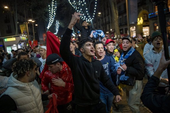 Centenars de persones celebren al carrer la victòria del Marroc contra Espanya