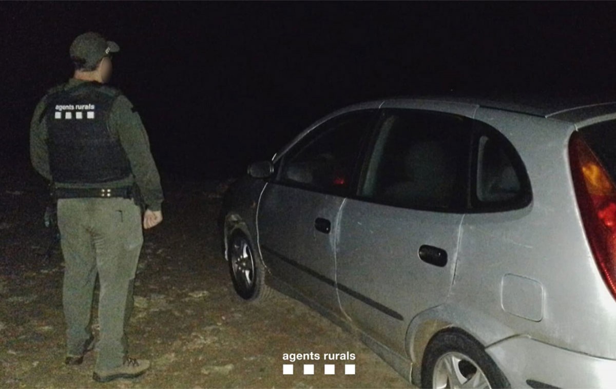 Un agent rural al costat d'un dels vehicles denunciats.