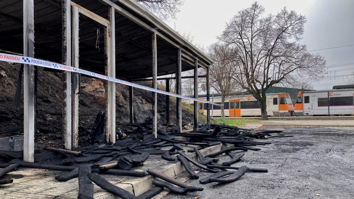 El punt de recollida de deixalles de l'estació de Manlleu ha quedat calcinat per les flames.