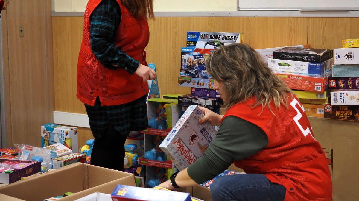Voluntàries de Creu Roja endreçant les joguines de la campanya solidària de Nadal.